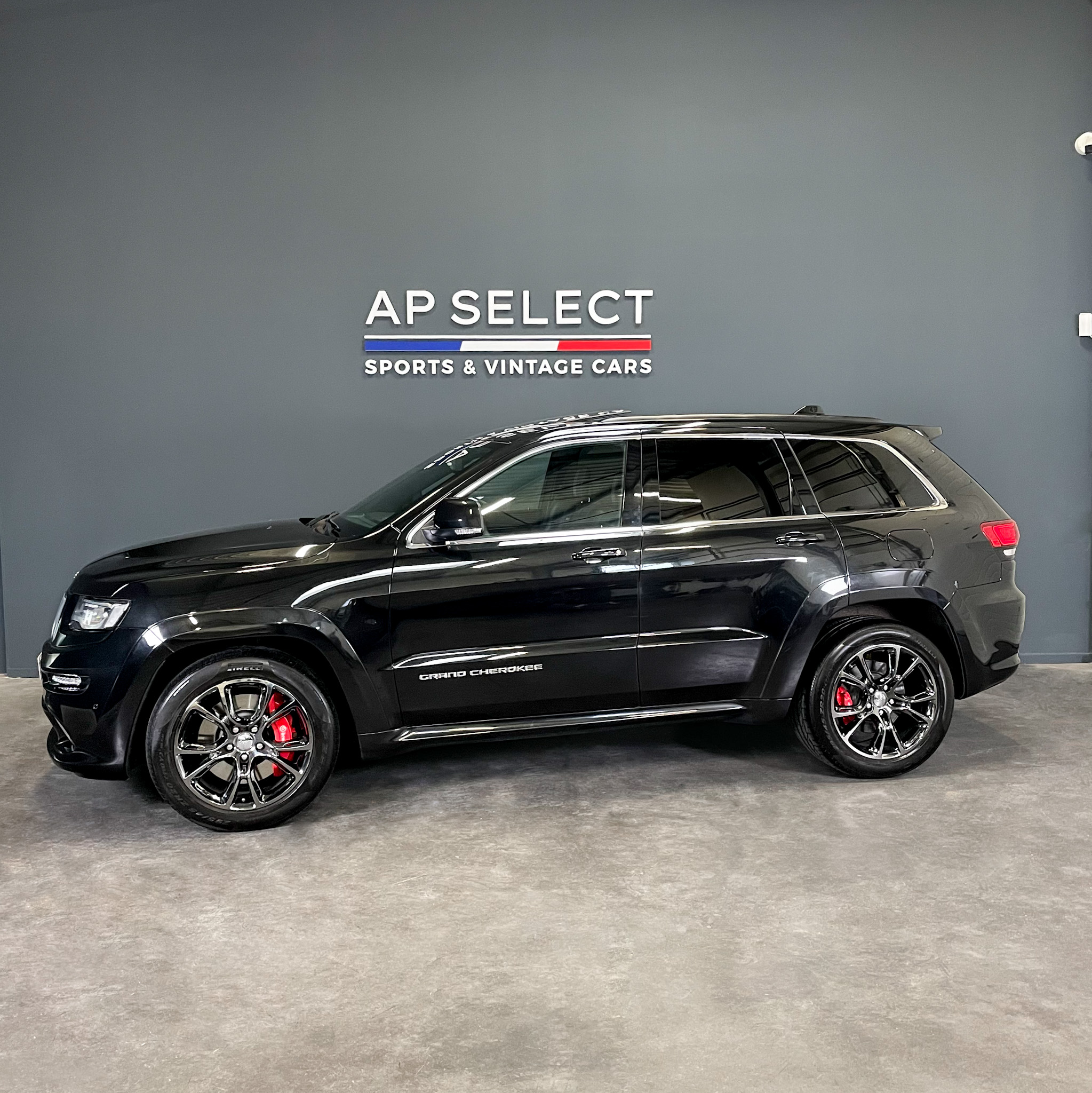 Photographie d'une JEEP Grand Cherokee SRT8 vue de trois quarts face dans les locaux d'AP SELECT